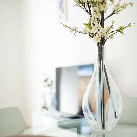 아파트 Lovely 2 Bedroom In Central *